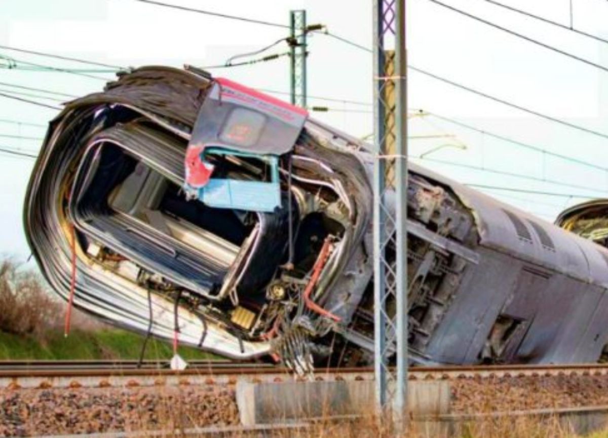 Deragliamento Frecciarossa, condannati due operai a 3 anni Deragliamento Frecciarossa, condannati due operai a 3 anni