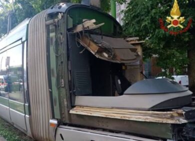 Tram deraglia contro un albero: sei i feriti, ma non in modo grave