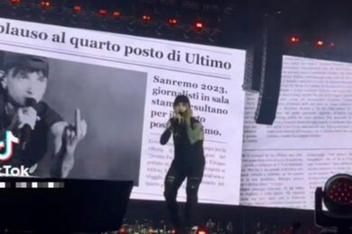 Ultimo rancoroso, dito medio contro la stampa che lo ha criticato a Sanremo