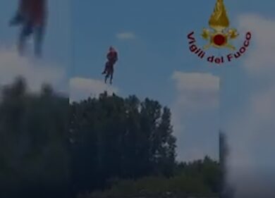 Casal Torinese, ragazza aggrappata ad un ramo: il salvataggio con l’elicottero