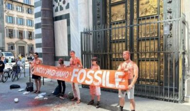 Firenze, attivisti instancabili: blitz con succo di pomodoro al Battistero