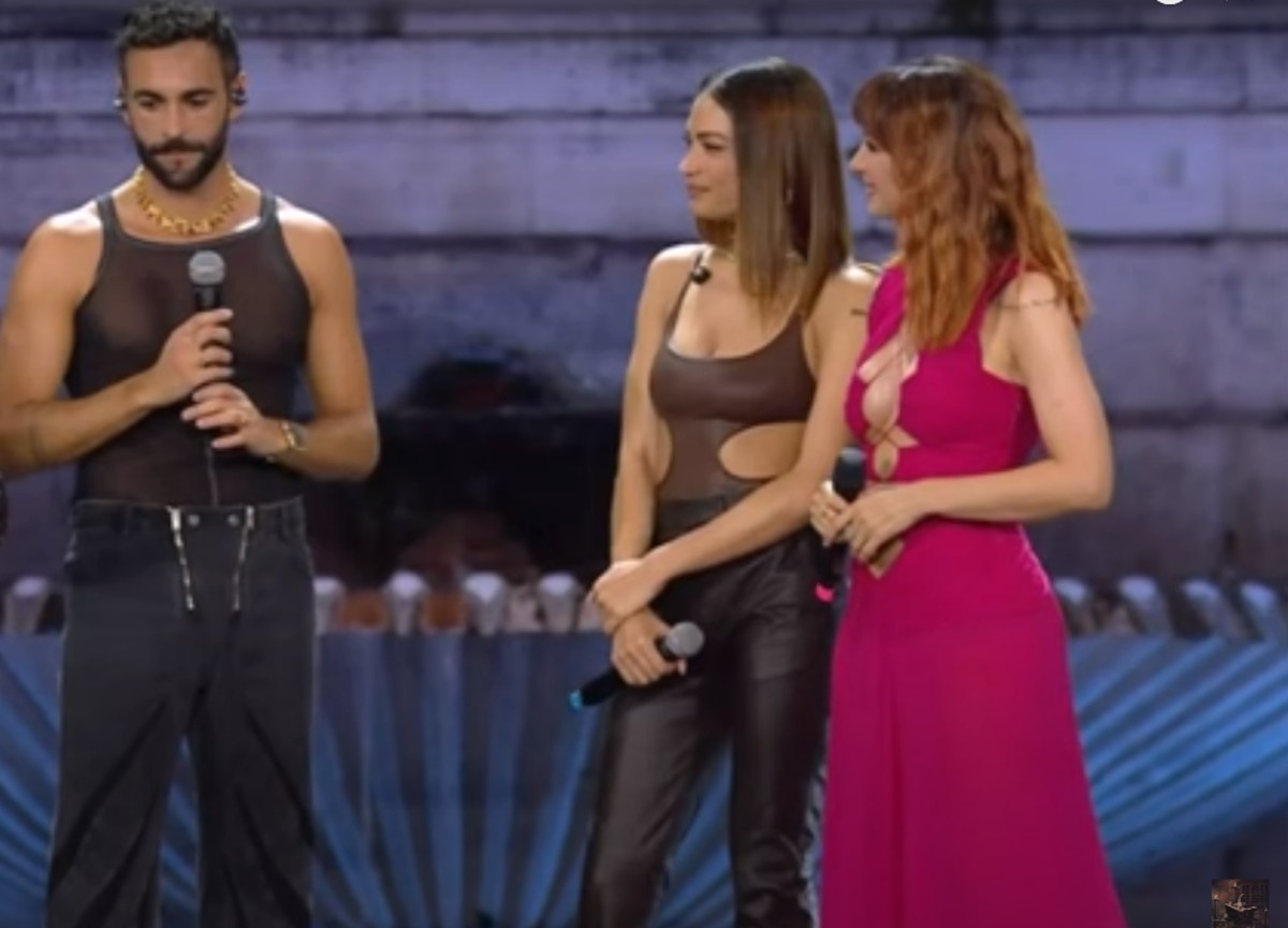 Andrea Delogu, scollature mozzafiato. Il segreto ‘doloroso’ del vestito rosa Andrea Delogu, scollature mozzafiato. Il segreto ‘doloroso’ del vestito rosa