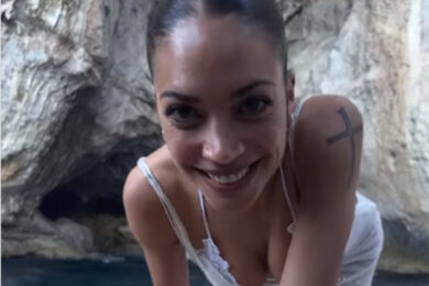 Andrea Delogu, scollature mozzafiato. Il segreto ‘doloroso’ del vestito rosa