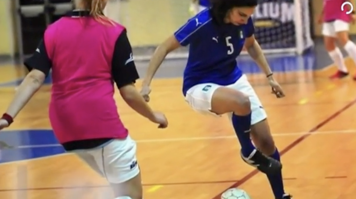 Schlein calciatrice fuoriclasse, Telese tira fuori gli scatti segreti in diretta. FOTO Schlein calciatrice fuoriclasse, Telese tira fuori gli scatti segreti in diretta. FOTO