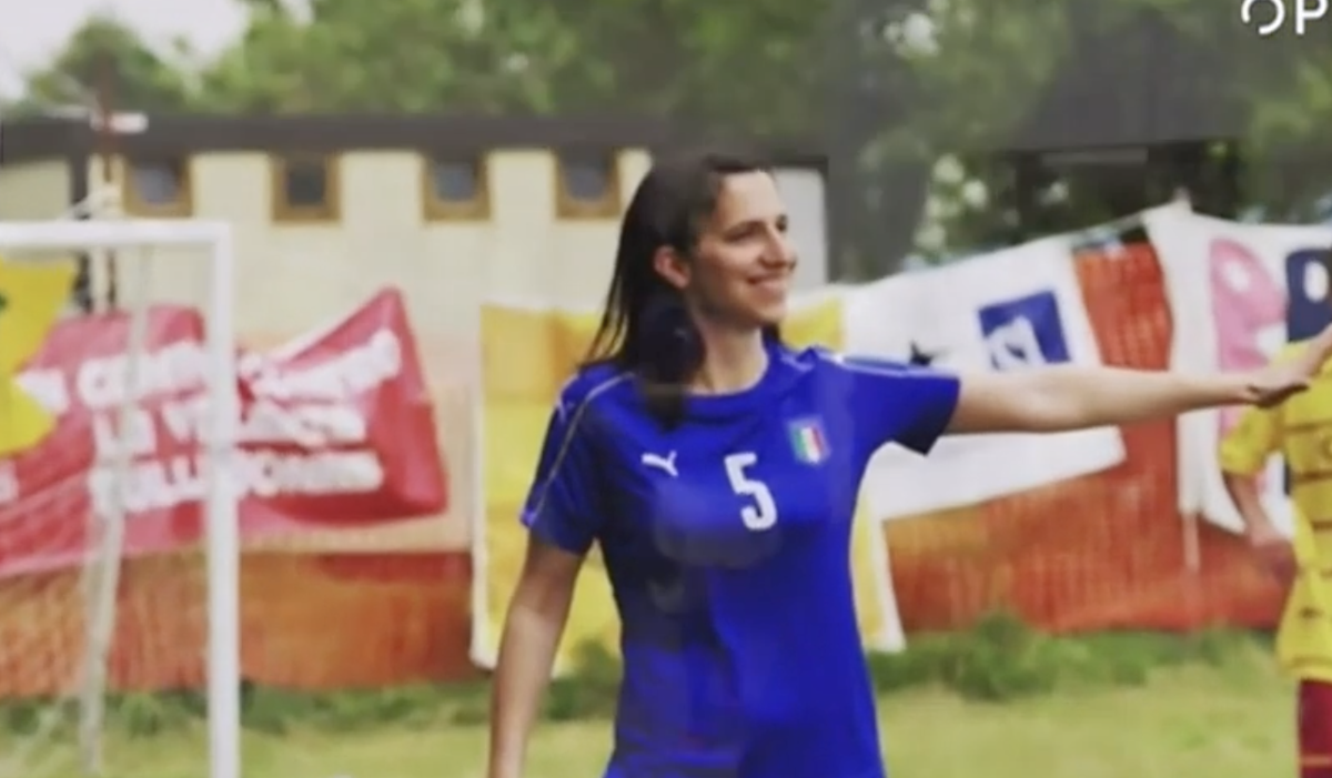 Schlein calciatrice fuoriclasse, Telese tira fuori gli scatti segreti in diretta. FOTO Schlein calciatrice fuoriclasse, Telese tira fuori gli scatti segreti in diretta. FOTO