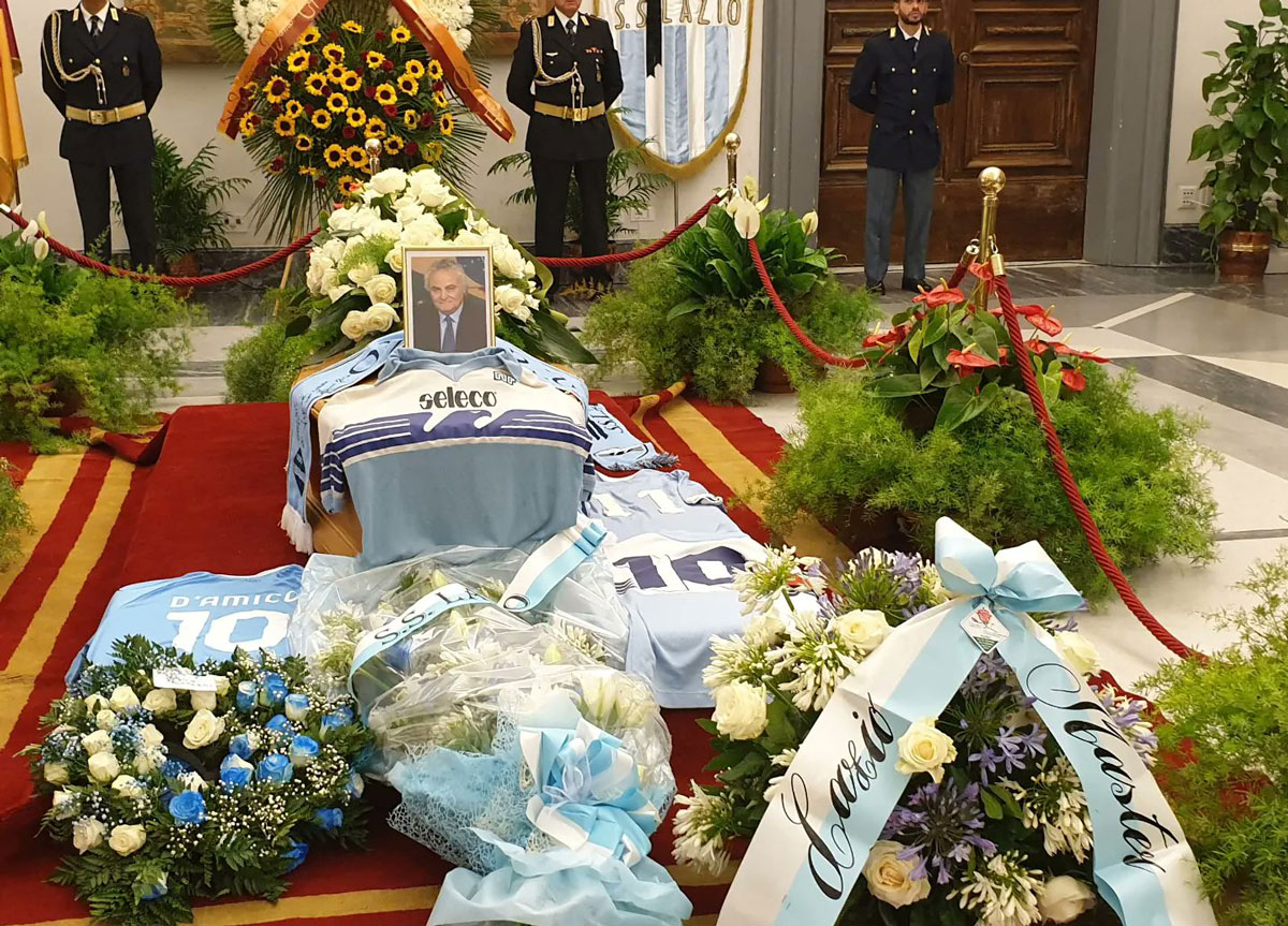 L’addio a Vincenzo D’amico: in chiesa il volto scosso di Bruno Giordano