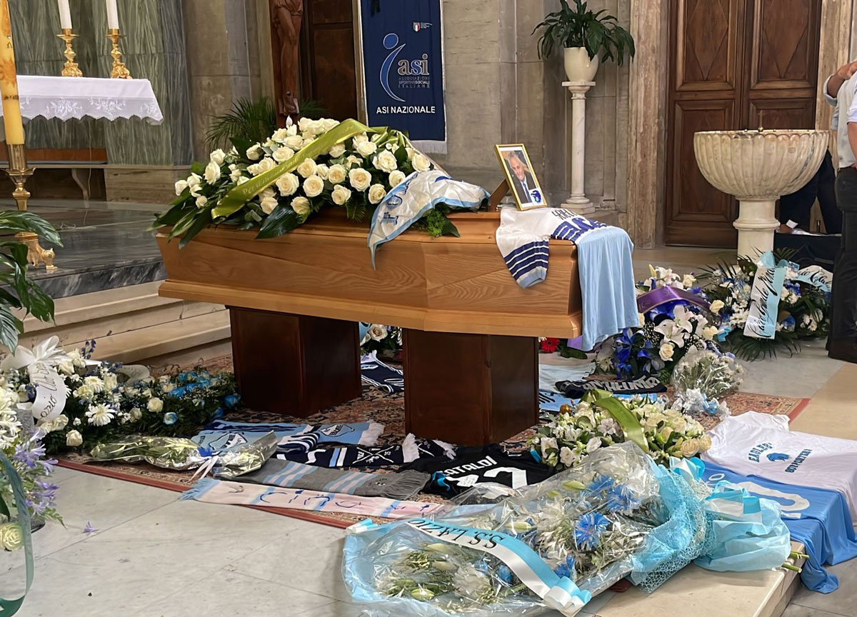 L’addio a Vincenzo D’amico: in chiesa il volto scosso di Bruno Giordano