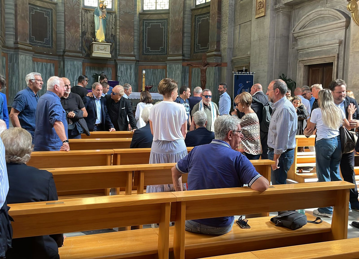 L’addio a Vincenzo D’amico: in chiesa il volto scosso di Bruno Giordano