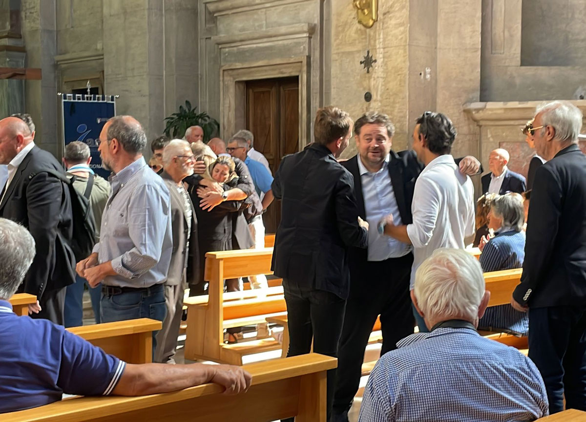 L’addio a Vincenzo D’amico: in chiesa il volto scosso di Bruno Giordano