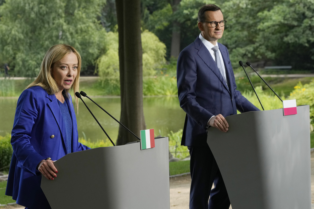 Meloni: “Io e Morawiecki d’accordo. Fermare i migranti prima che arrivino” Meloni: “Io e Morawiecki d’accordo. Fermare i migranti prima che arrivino”
