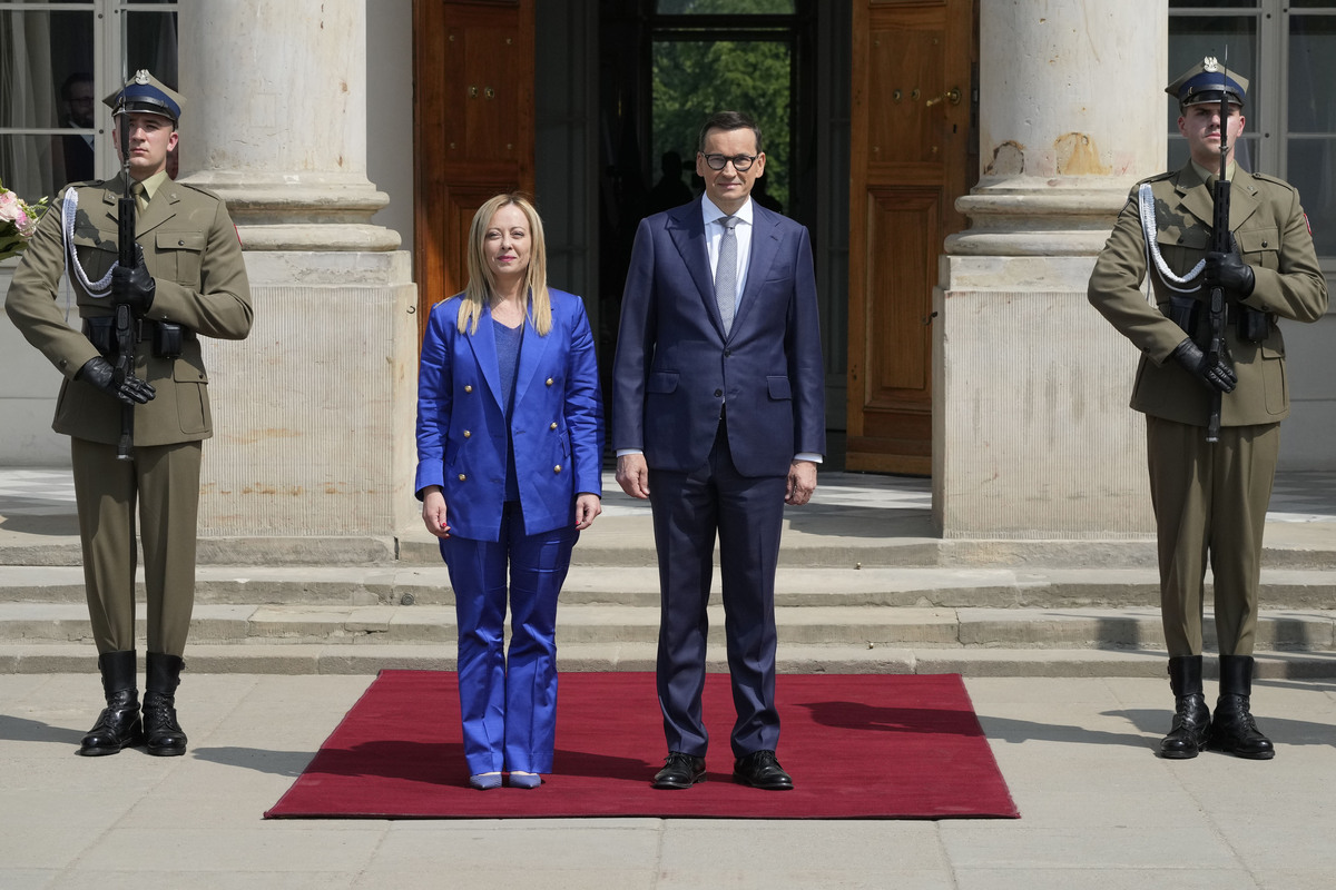 Meloni: “Io e Morawiecki d’accordo. Fermare i migranti prima che arrivino” Meloni: “Io e Morawiecki d’accordo. Fermare i migranti prima che arrivino”