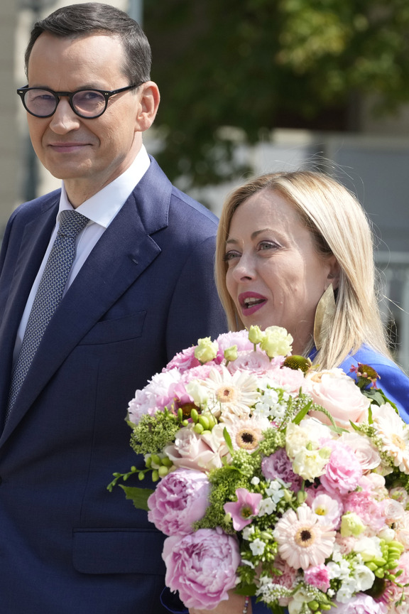 Meloni: “Io e Morawiecki d’accordo. Fermare i migranti prima che arrivino” Meloni: “Io e Morawiecki d’accordo. Fermare i migranti prima che arrivino”