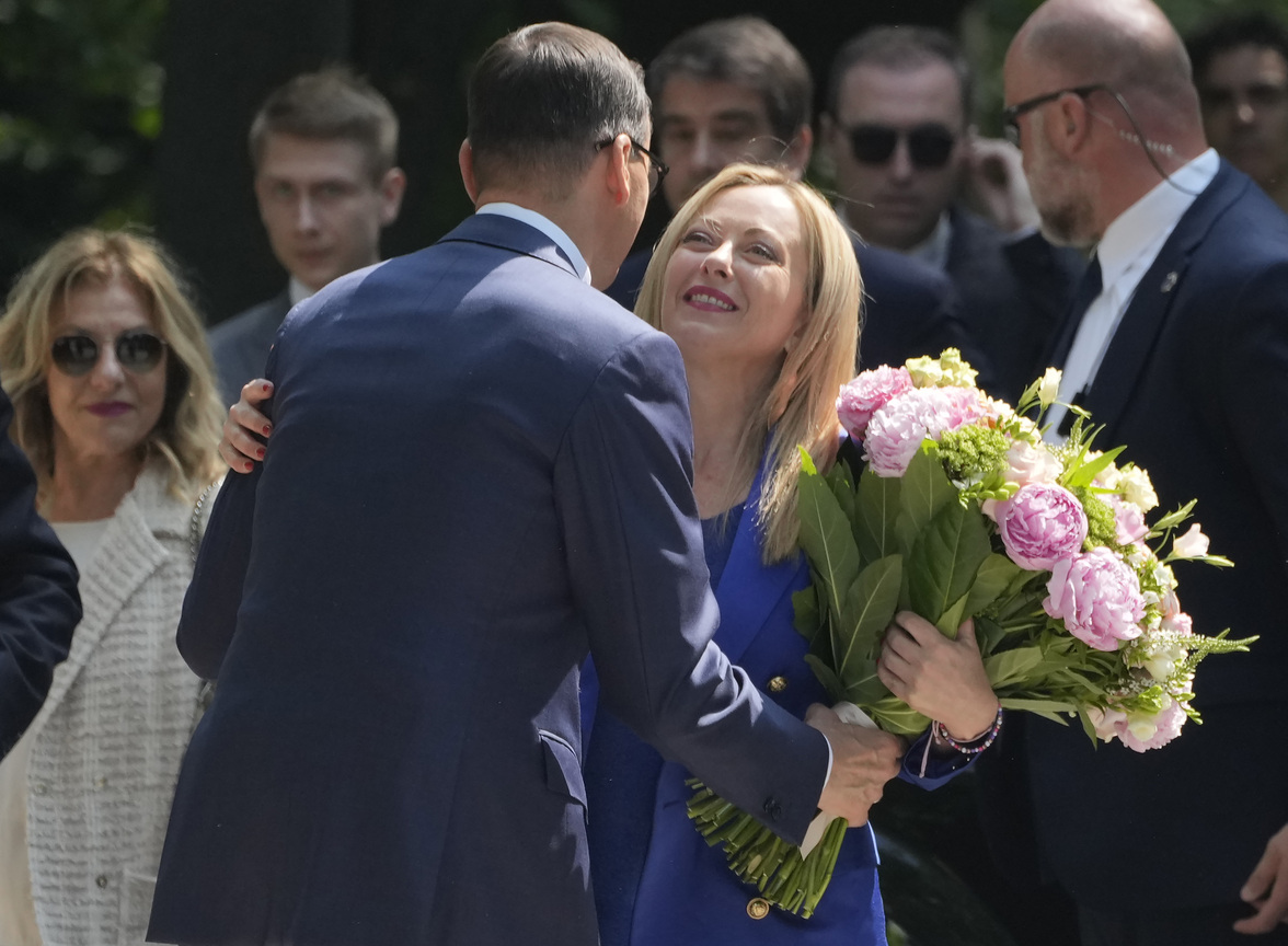 Meloni: “Io e Morawiecki d’accordo. Fermare i migranti prima che arrivino” Meloni: “Io e Morawiecki d’accordo. Fermare i migranti prima che arrivino”