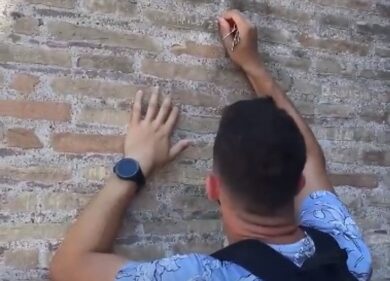 Colosseo, il vandalo si pente: “Non sapevo che fosse antico”