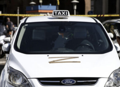 Taxi selvaggio a Roma, la festa è finita: Gualtieri promette nuove licenze