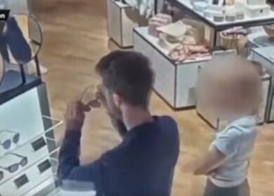 Ruba degli occhiali e se ne va, ecco il video che inchioda il leader della sinistra norvegese