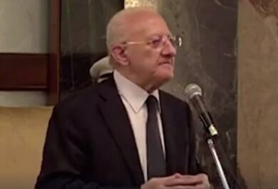 De Luca furioso: “Schlein? Un’ora di armocromista sono 2/3 di pensione minima”