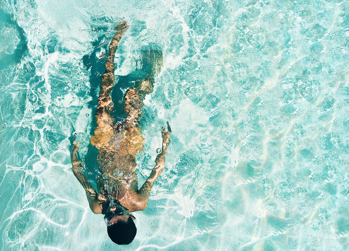 Bagno nudi nelle piscine, la gang assalta le ville: caccia aperta alla banda