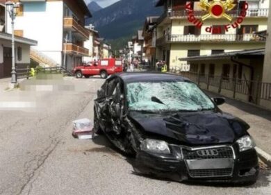 Belluno, auto travolge una famiglia: l’ipotesi di incidente volontario. Video