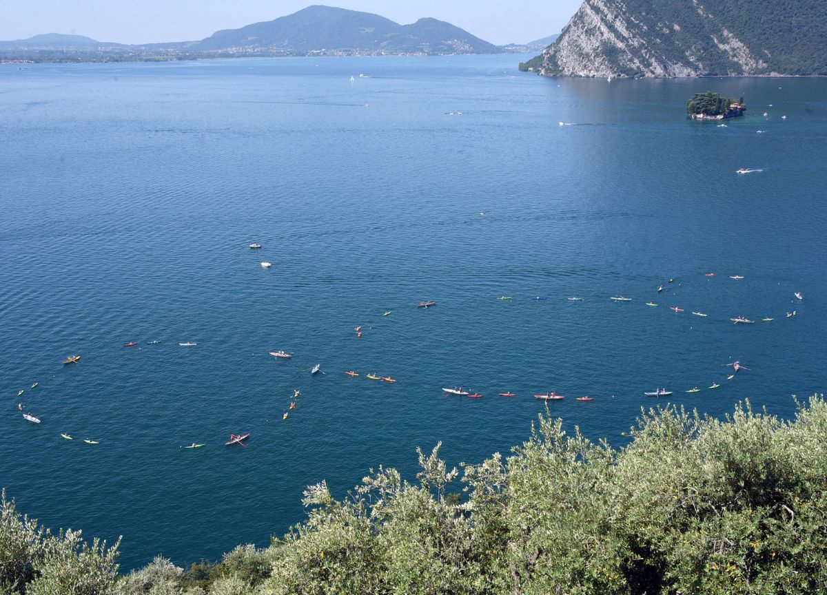 Il Terzo paradiso dell’energia accende Monte Isola e il lago d’Iseo Il Terzo paradiso dell’energia accende Monte Isola e il lago d’Iseo