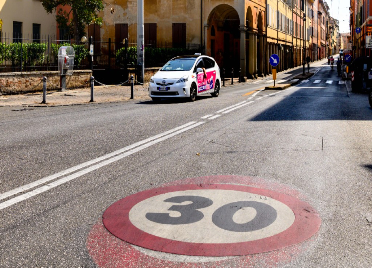 Galleria foto 'Bologna, una città che va a 30 km/h. Rivolta anche nelle fila del Pd' - foto 1