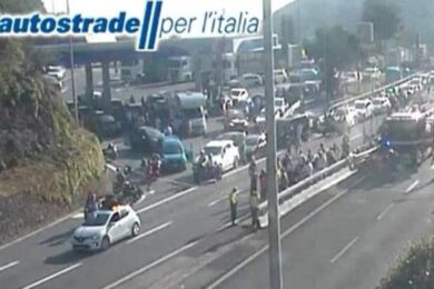 A-12 Recco-Nervi, pullman a fuoco in galleria: 37 intossicati e strada chiusa