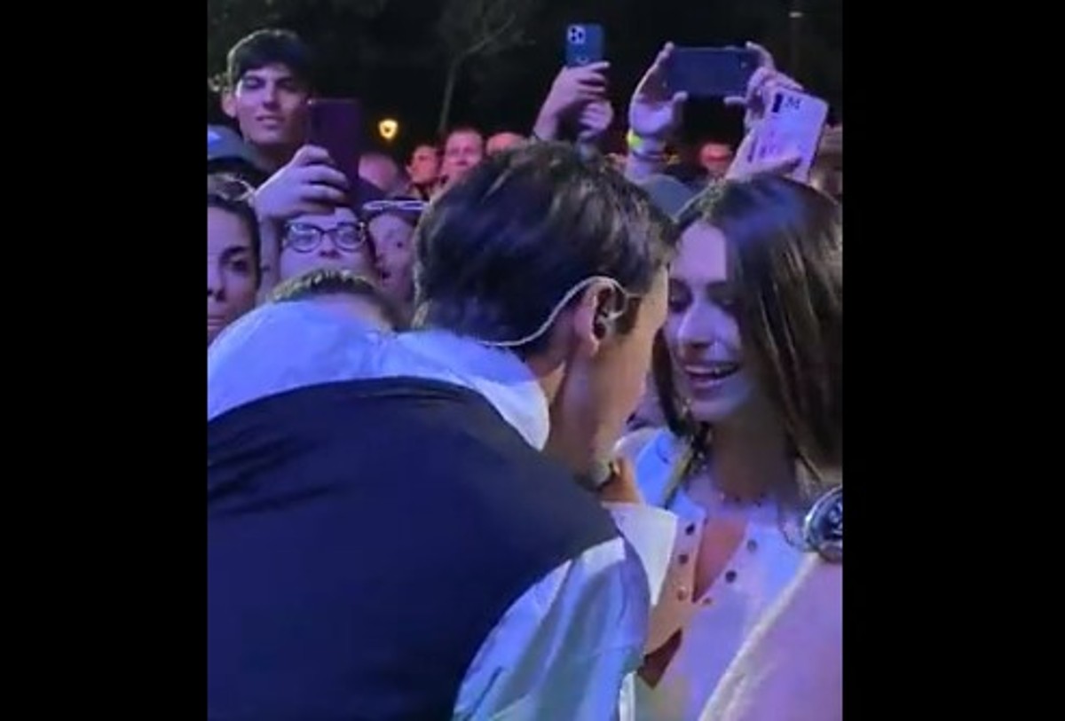 Federico Rossi, il bacio all’improvviso a una fan che poi si scansa: polemica Federico Rossi, il bacio all’improvviso a una fan che poi si scansa: polemica