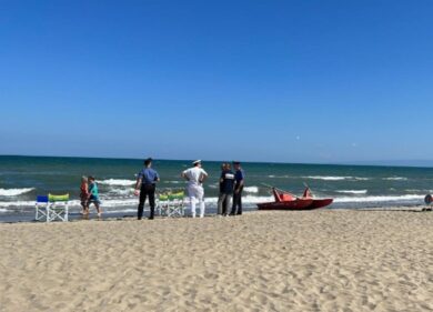 Napoli, lite per un lettino: bagnino accoltellato da due minorenni