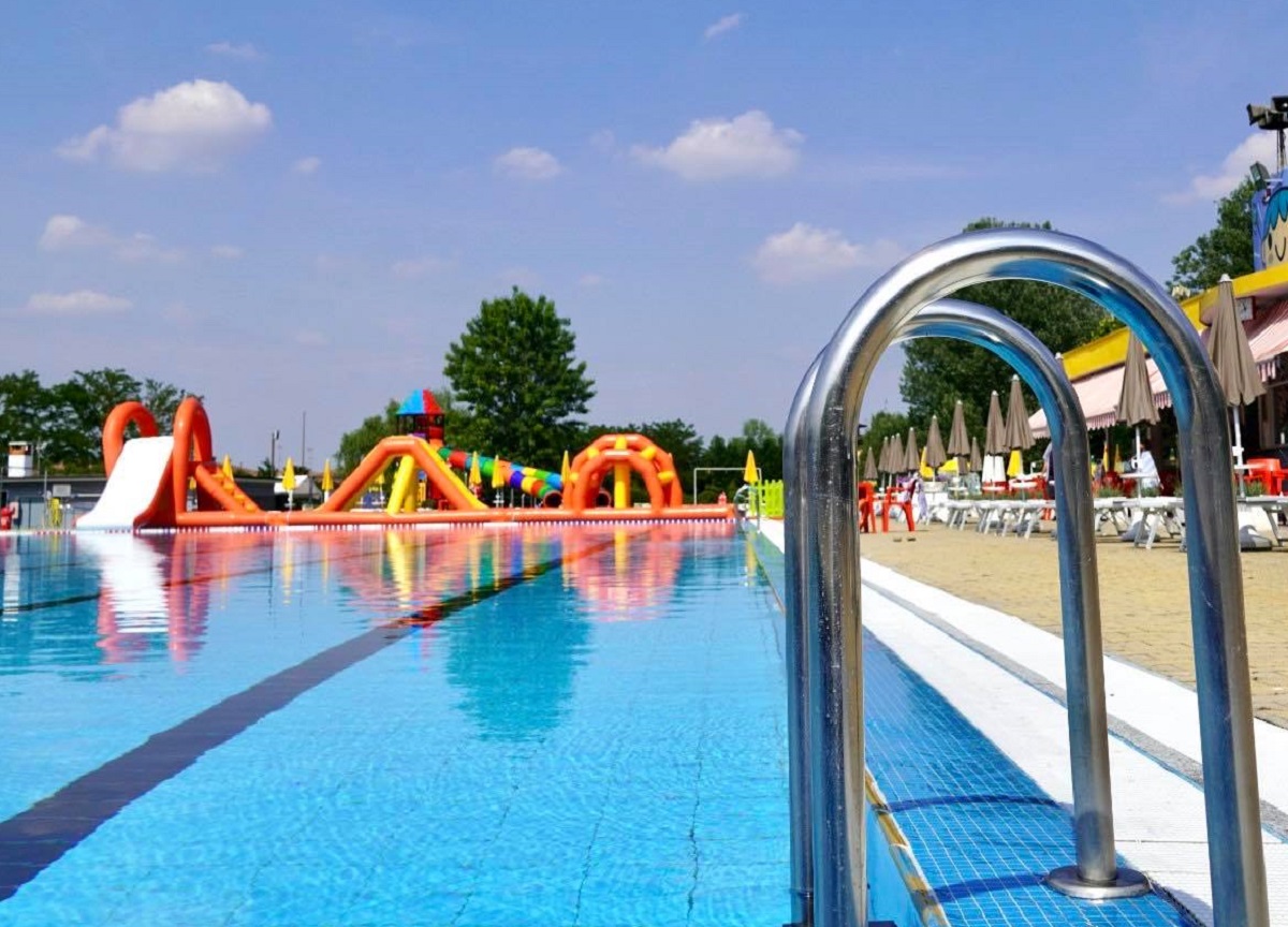 Bambina di sette anni muore annegata in piscina nel Pavese Bambina di sette anni muore annegata in piscina nel Pavese