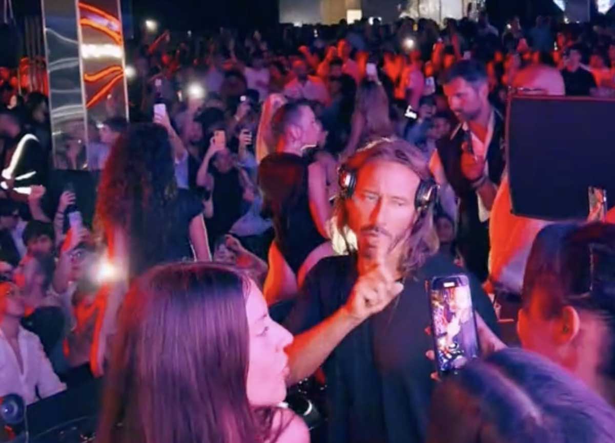 “Vesuvio Erutta” in discoteca a Roma: ma Bob Sinclar non ci sta e protesta “Vesuvio Erutta” in discoteca a Roma: ma Bob Sinclar non ci sta e protesta