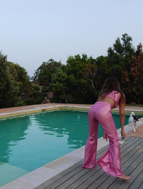 Elisabetta Canalis allenamenti durissimi, salva una tartaruga e… che foto! Elisabetta Canalis allenamenti durissimi, salva una tartaruga e… che foto!