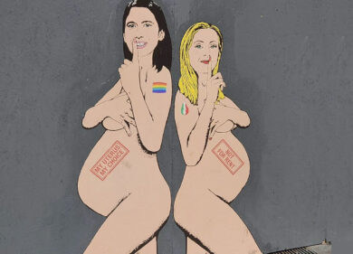 Maternità surrogata: rispunta il murales Meloni-Schlein incinte