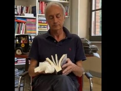 Travaglio nostalgico rievoca la gag della sedia per lanciare il suo libro
