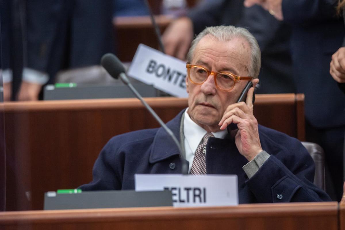 Feltri: “Non ho problemi a dire quanto guadagno al mese”. Cifra spaventosa Feltri: “Non ho problemi a dire quanto guadagno al mese”. Cifra spaventosa