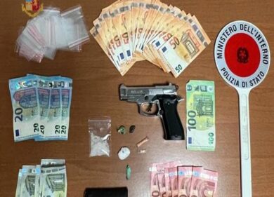 Milano, titolare di minimarket spacciava la “droga di Hitler”