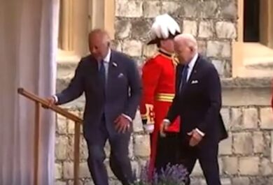 Joe Biden non ne azzecca una, gaffe “reale” con Re Carlo. Che imbarazzo. VIDEO