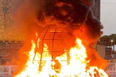 Napoli nel caos, incendiata la “Venere degli stracci” di Pistoletto