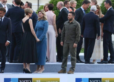 Nato, l’immagine-emblema: gli altri si abbracciano e Zelensky è solo