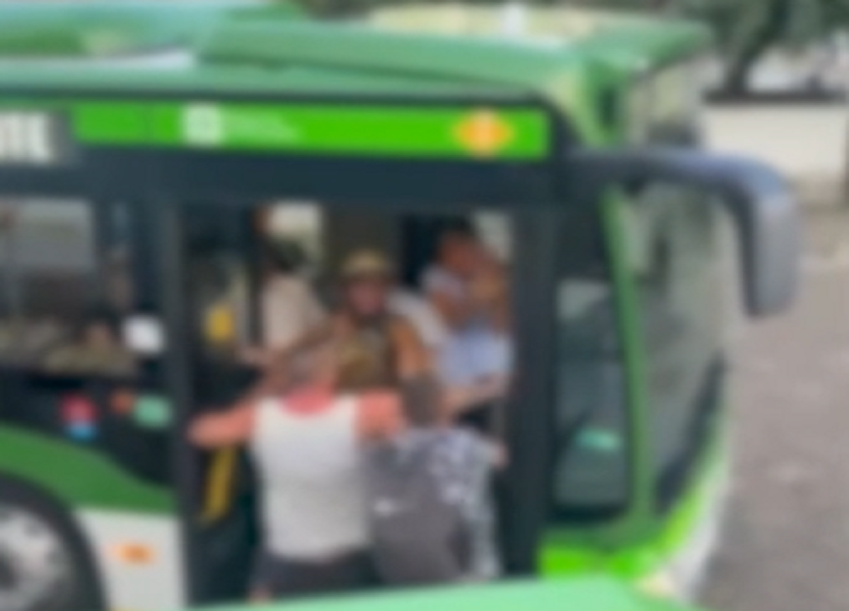 Milano, autista Atm aggredito e salvato dai passeggeri Milano, autista Atm aggredito e salvato dai passeggeri