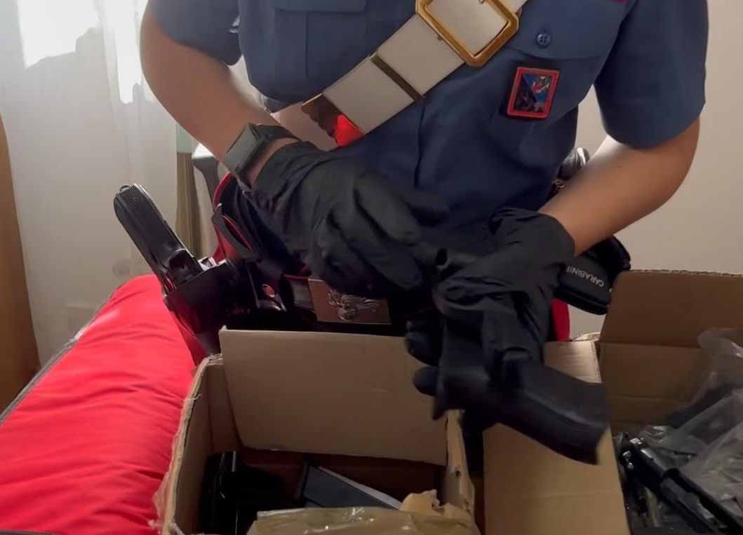 Trasformavano armi giocattoli in pistole vere nel laboratorio della malavita Trasformavano armi giocattoli in pistole vere nel laboratorio della malavita