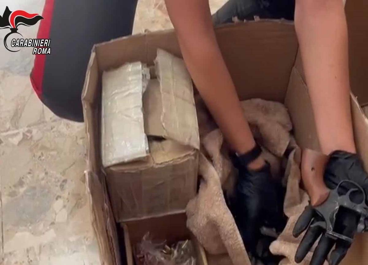 Trasformavano armi giocattoli in pistole vere nel laboratorio della malavita Trasformavano armi giocattoli in pistole vere nel laboratorio della malavita