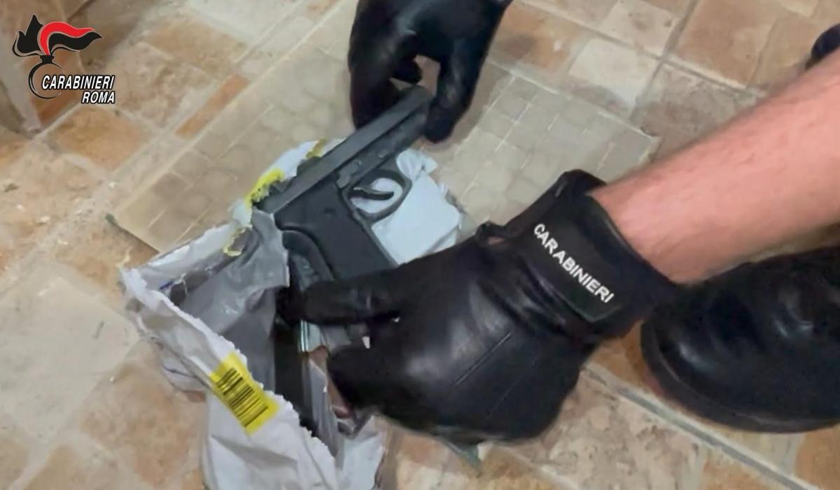 Trasformavano armi giocattoli in pistole vere nel laboratorio della malavita Trasformavano armi giocattoli in pistole vere nel laboratorio della malavita