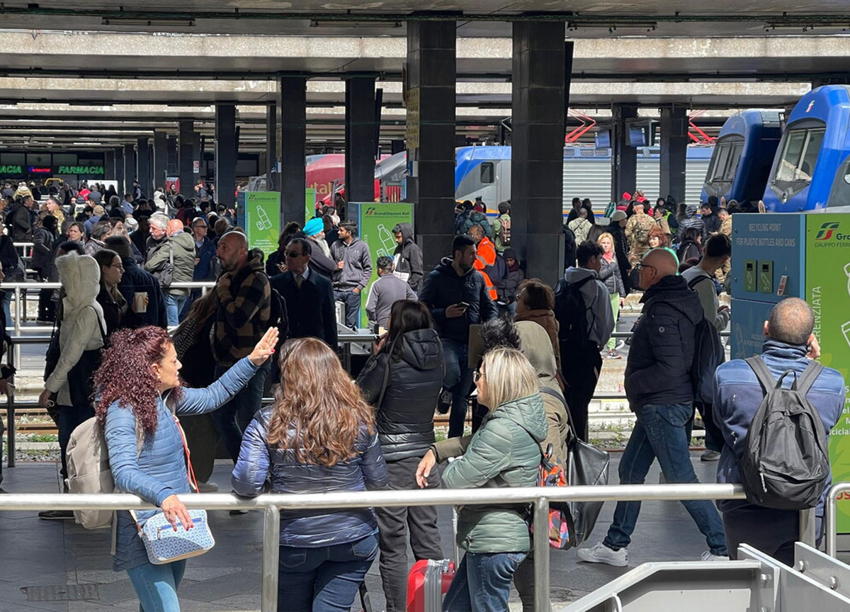 Termini fuori controllo, capotreno aggredita da uno sbandato in banchina Termini fuori controllo, capotreno aggredita da uno sbandato in banchina