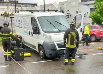 Cerca di fermare il furgone in discesa: autista 46enne muore travolto