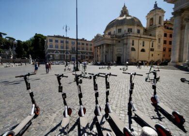 Roma follia traffico: da bici e monopattini elettrici un aiutino. Studio Enea