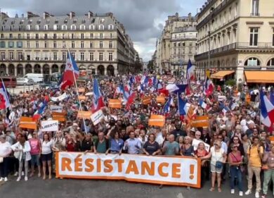 14 luglio blindato in Francia, la folla fischia Macron: “Dimettiti”