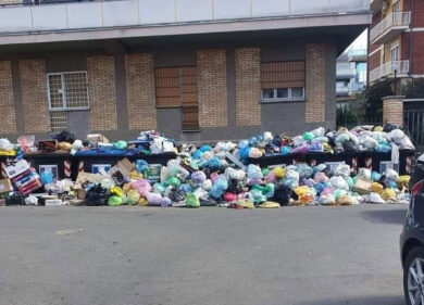 Caos rifiuti, Gualtieri scarica la colpa sulla Raggi: “Ora Ama cambi passo”