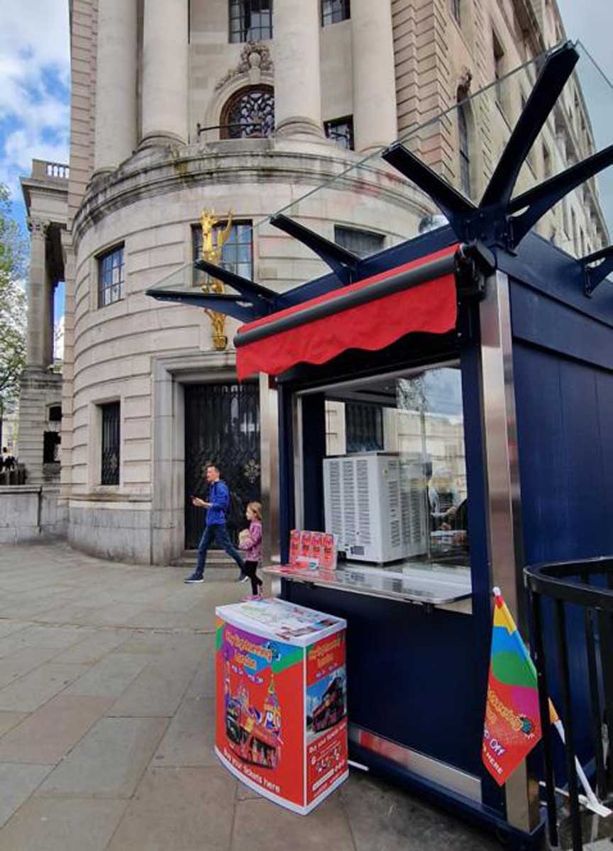 Trafalgar Square, il chiosco che guarda l’ammiraglio Nelson parla romano