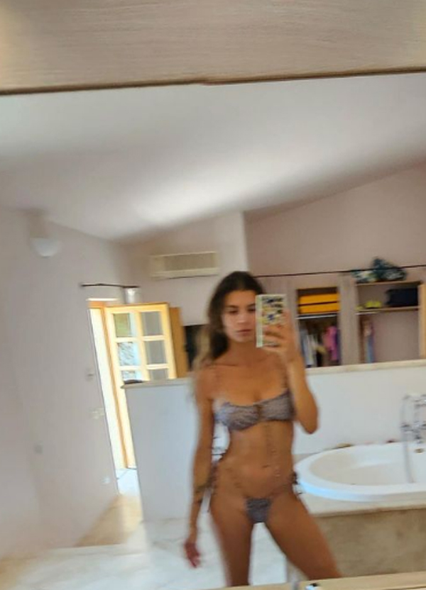 Elisabetta Canalis, la scollatura è profonda. Show in piscina: coi guantoni e in perizoma