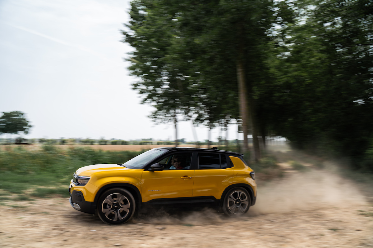 Jeep Avenger 100% elettrica veste la divisa dei Vigili del Fuoco